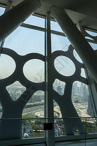 出去从迪拜框架的不锈钢覆盖中看到迪拜市的景象见过高图片