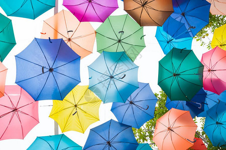 外部抽象的白时和晴天颜色雨伞背景庆祝图片