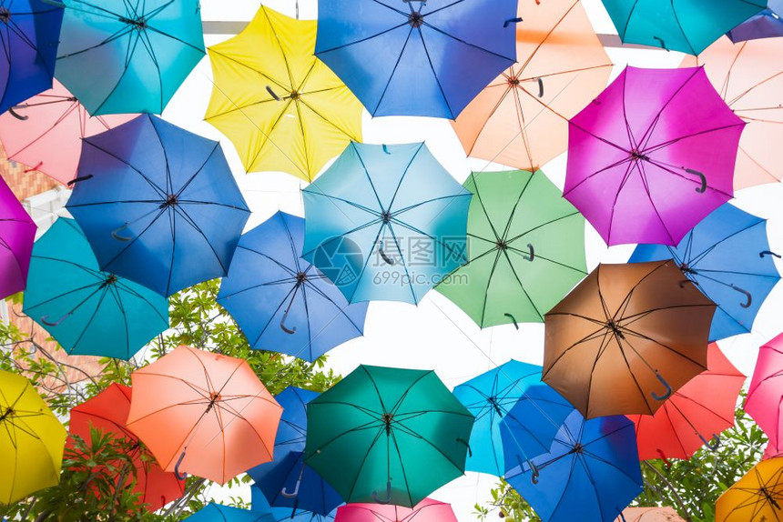 太阳抽象的白时和晴天颜色雨伞背景图片