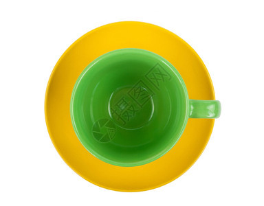 小路明亮的生动黄碟上绿色圆形空茶杯图片