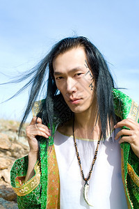 姓名男人套装身穿绿色蒙古西装的年轻少男子他的名字Chinghis用古蒙文写在他的脸颊上背景图片