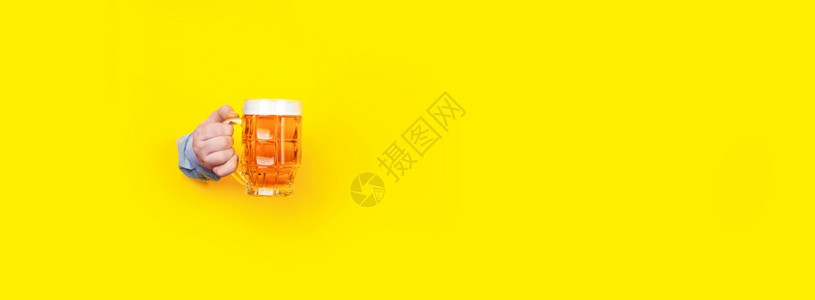 横幅十月节酒馆两杯啤在黄色背景的手握着两杯啤酒图片