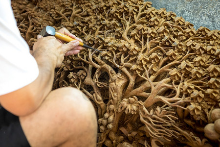 老的雕塑家建造刻木头的师之手图片