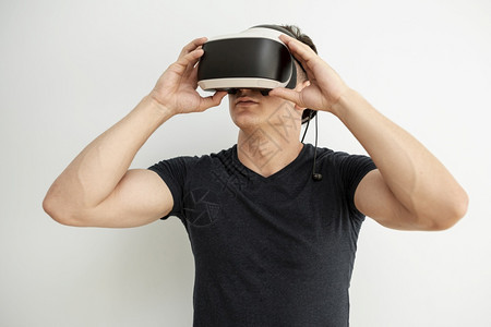 带着VR眼镜的男性背景图片