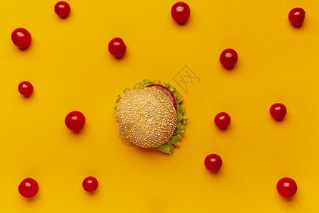 酸奶蔬菜番茄配樱桃西红柿的平拉特汉堡图片