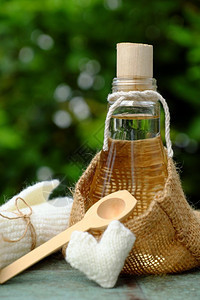 毛巾天然化妆品产绿底玻璃罐中的椰子油用于皮肤护理的必要油丰富维他命有机化妆品以及温泉按摩机的油治疗本质图片