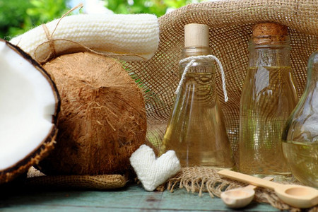 治疗液体天然化妆品产绿底玻璃罐中的椰子油用于皮肤护理的必要油丰富维他命有机化妆品以及温泉按摩机的油草本图片