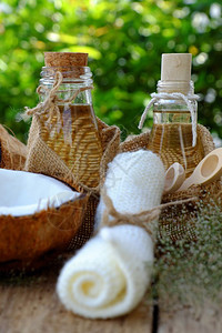 健康富有的天然化妆品产绿底玻璃罐中的椰子油用于皮肤护理的必要油丰富维他命有机化妆品以及温泉按摩机的油液体图片