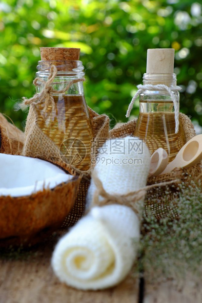 健康富有的天然化妆品产绿底玻璃罐中的椰子油用于皮肤护理的必要油丰富维他命有机化妆品以及温泉按摩机的油液体图片