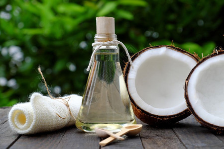 瓶子卫生保健康天然化妆品产绿底玻璃罐中的椰子油用于皮肤护理的必要油丰富维他命有机化妆品以及温泉按摩机的油图片