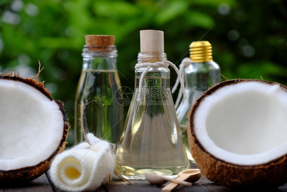 富有的天然化妆品产绿底玻璃罐中的椰子油用于皮肤护理的必要油丰富维他命有机化妆品以及温泉按摩机的油健康绿色图片