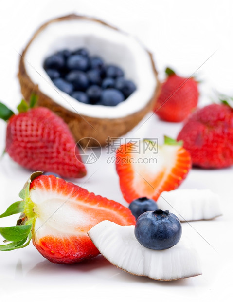 可口美味的圆形健康新鲜水果白底绝缘的草莓蓝和椰子图片