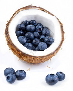 小吃超级食物健康新鲜水果白底绝缘的蓝莓和椰子一顿饭图片