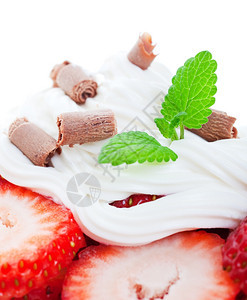 深度浅的鲜奶巧克力卷和一枝柠檬加巴的果子盛满新鲜草莓并堆积高盛配有奶油白底喷射地深浅白色背景图片