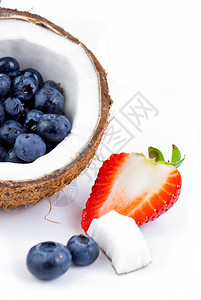 一顿饭健康新鲜水果白底绝缘的草莓蓝和椰子小吃图片