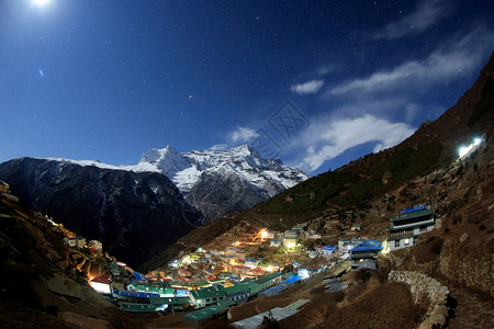 夜空中和星经过尼泊尔NamcheBazaar村KongdeRi山后繁星点黑色的暗图片