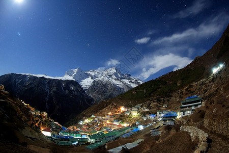 夜空中和星经过尼泊尔NamcheBazaar村KongdeRi山后繁星点黑色的暗背景图片