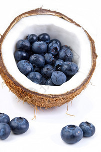 草莓自然夏天健康新鲜水果白底绝缘的蓝莓和椰子图片