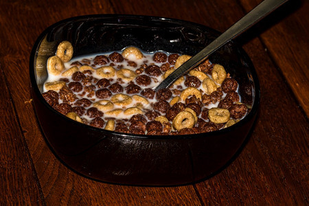 格兰诺拉麦片早餐碗加巧克力麦片关闭健康早餐概念Healty燕麦美味的图片