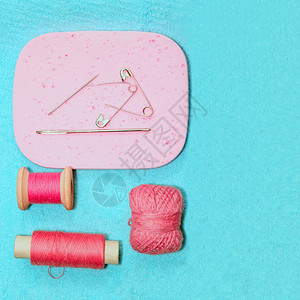正方形配件阀芯粉红旧线海绵针头和刺绿石纺织背景图片