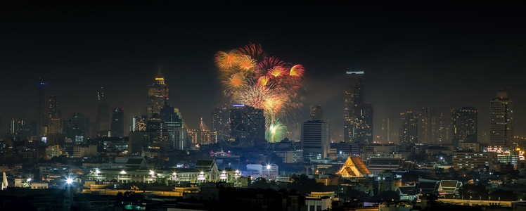 庆典黑暗的Bangkok市摩天大楼的美丽烟火爆炸全景丰富多彩的图片