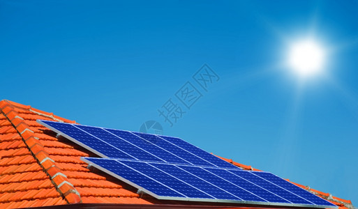 房屋顶上的太阳能板图片
