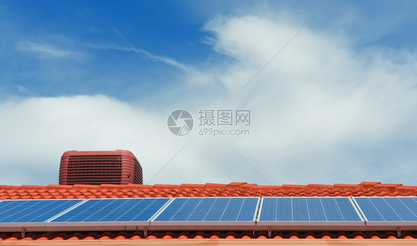 现代房屋顶上的太阳能板图片