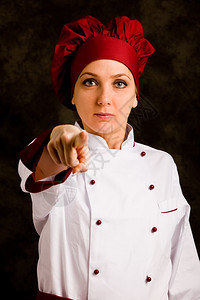 女工作年轻厨师在农村背景面前的肖像照片染色图片