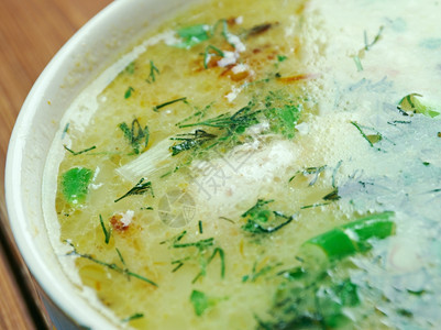 Chikhirtma格鲁吉亚传统汤由富盛鸡制成里面充满了被打的鸡蛋传统草药哪一个图片