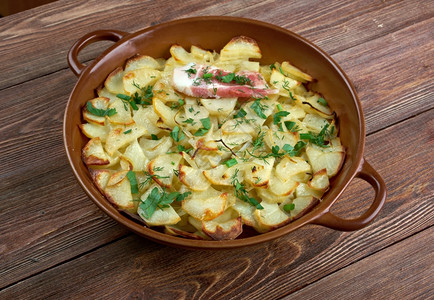 盘子灵巧Panackeltycasseroed瓷盘英格兰东北地区传统的马铃薯炖自始至终图片