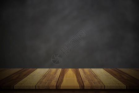 乡村模糊黑板背景上的空木桌顶部黑色的展示图片