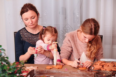 圣诞节家庭装饰品圣诞烤姜饼干和霜冻孩子假期图片