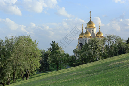 俄罗斯伏尔加格勒的圣徒教堂正统庙宇云层覆盖着俄罗斯伏尔加格勒旅行夏天图片