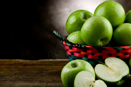 生活水果木制桌上一篮子里美味的绿苹果照片甜图片