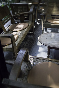 座位酒吧阁楼咖啡厅的旧木制家具库存照片咖啡店图片