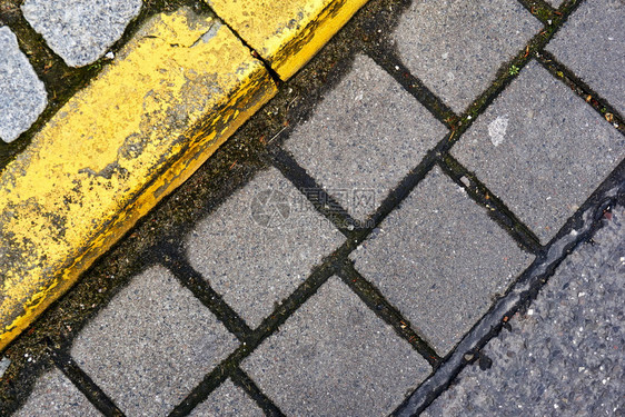 建造灰色的马赛克城市道路地面上的可塑石块图片