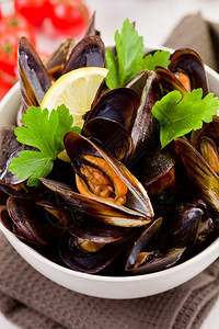 健康木制的贝壳以和白葡萄酒制成的意大利美味菜鱼图片