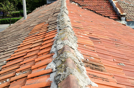 修理老的旧屋顶红色瓷砖外观近视低的图片