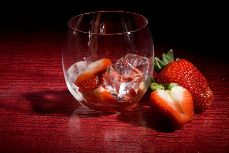 水果红桌上冰草莓照片冻结冷图片