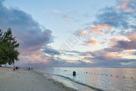 日出加勒比海浪滩上美丽的日落图片