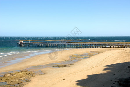 澳大利亚南维多州一个老木制式码头海岸滩断续图片