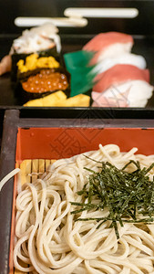 一顿饭日本豆面生鱼肉和野草寿司盘子美食肯尼图片
