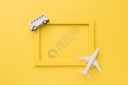 酸奶公共汽车由玩具飞机构成的黄框架案子图片
