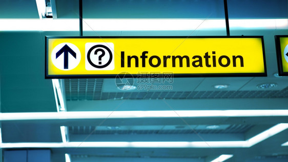 飞机场诺维科夫车站指向信息边界的机场标志处图片