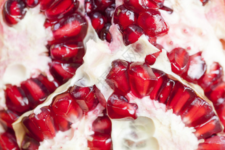 新鲜红成熟的石榴谷是开阔果实中最接近的颗粒健康果实红成熟石榴粒子维他命新鲜的图片