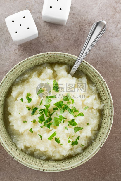 婴儿香菜新鲜自制素食花纯洁的碗里洒满了香糖拍摄有选择的焦点关注纯净的VeganCauliflowerPuree油菜图片