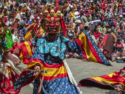 传统的策库斯不丹王国ParoTsechu在ParoTsechu的面具舞蹈Tshechus是佛教Kagyu学校Drukpa教界的宗图片