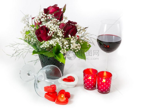 爱情人节玫瑰布甲红葡萄酒和心脏的构成在白色背景边视图上形成蜡烛并有右复写空间帕利卡拉斯婚姻图片