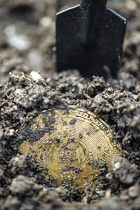 闪亮的钱Bitcoin硬币在土壤中的比特币采矿加密概念黄埋硬币和铲子加密货图片
