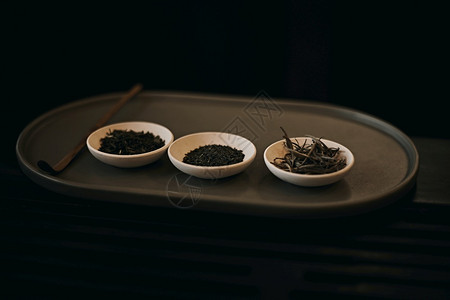 白色的黑底小碗里干茶叶有选择焦点黑底小碗里有选择干茶叶可口传统的图片